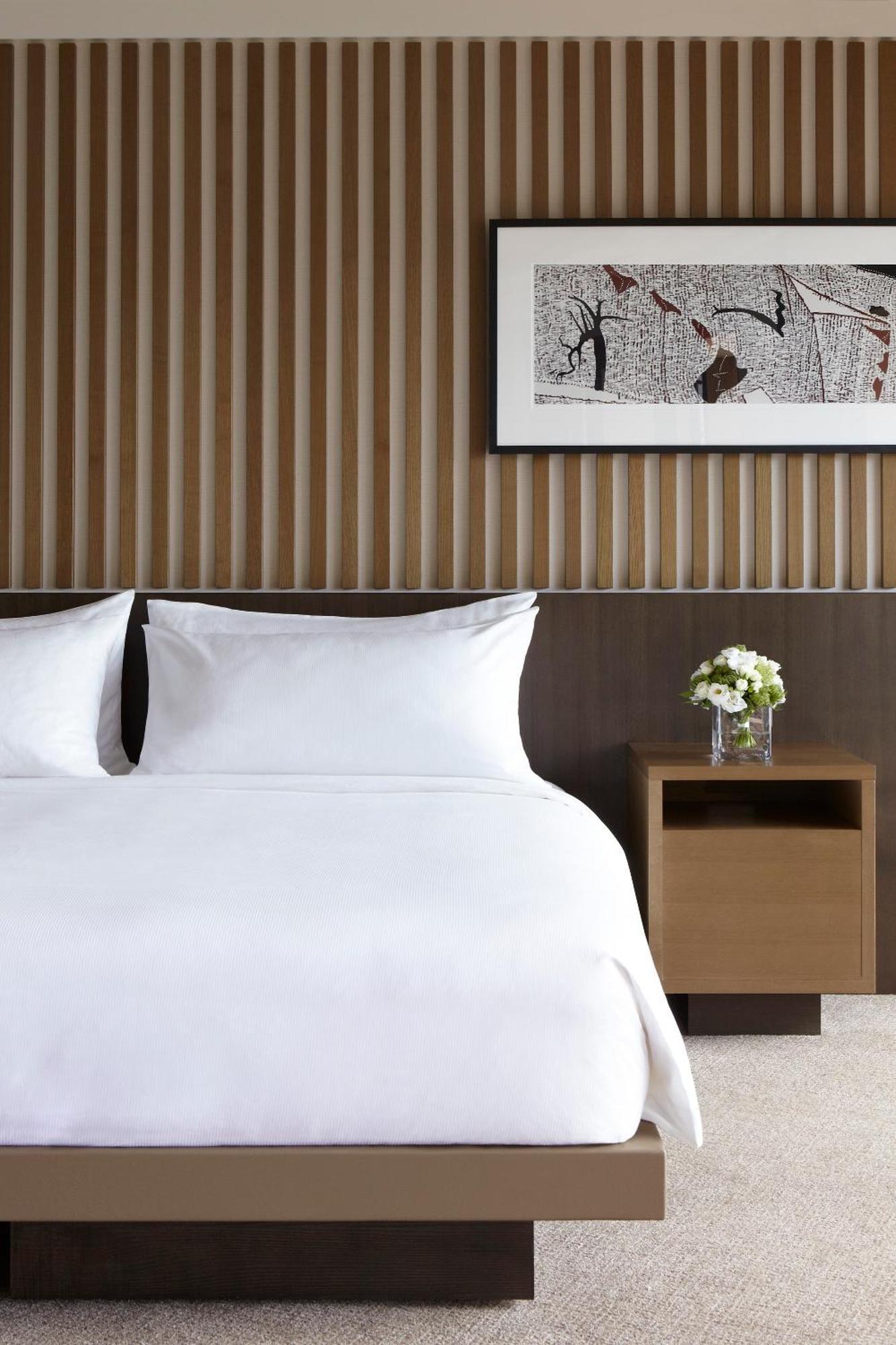 1 King Bed Opera View Premium